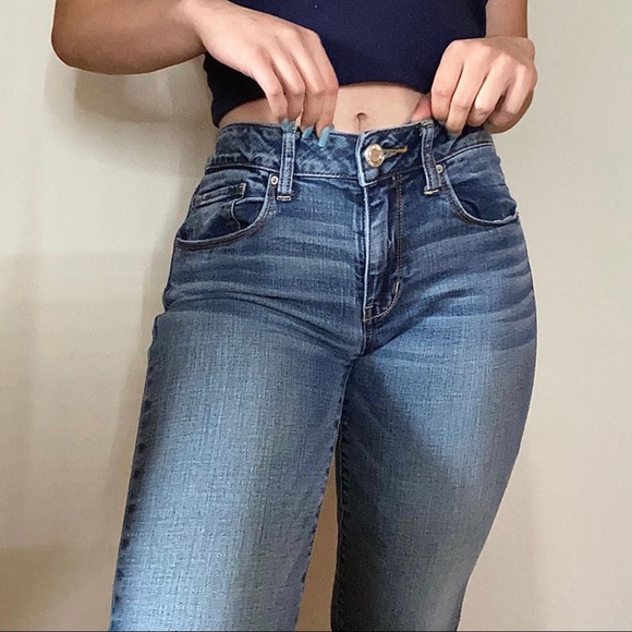 MEDIUM WASH MID RIDE JEANS - Picture 2 of 5